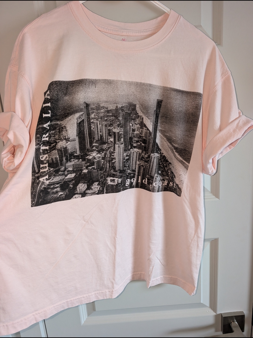 2/15$ 💓 NOBO Pink Graphic Tee with Black City Print
